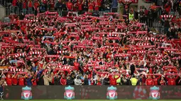 Fans dan pendukung Liverpool FC bernyanyi sebelum pertandingan persahabatan dimulai di Sydney, Australia (24/5). Dalam pertandingan ini Liverpool FC menang 3-0 atas Sydney FC. (AP Photo / Rick Rycroft)