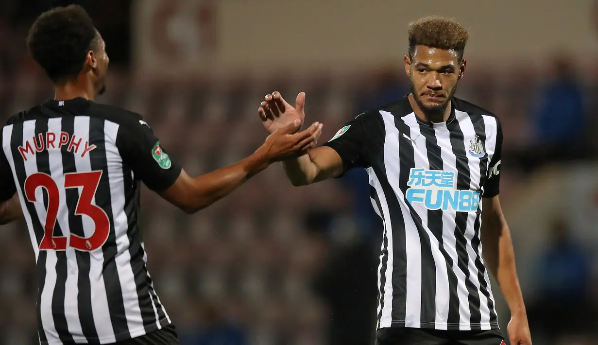 Striker Newcastle, Joelinton, merayakan gol yang dicetaknya ke gawang Morecambe pada laga putaran ketiga Piala Liga Inggris di The Mazuma Stadium, Kamis (24/9/2020) dini hari WIB. Newcastle menang 7-0 atas Morecambe. (AFP/Martin Rickett/pool)