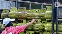 Pekerja menata tabung LPG 3 kg di agen LPG kawasan Cibubur, Jakarta, Jumat (26/2/2021). Subsidi LPG tabung 3 kg menggunakan asumsi volume tabung LPG 3 kg sebanyak 7 juta metrik ton. (Liputan6.com/Herman Zakharia)