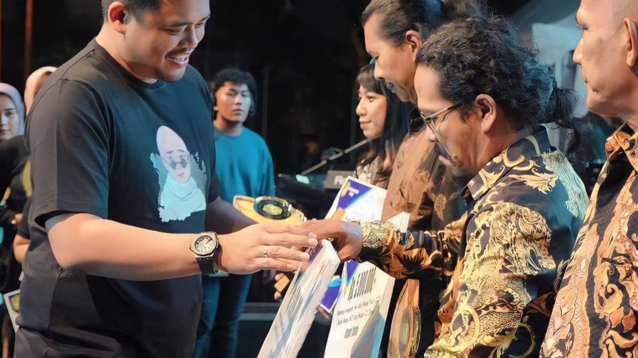Tidak hanya menghadirkan Ipang Lazuardi dan Godbless, panggung hiburan rakyat Colorful Medan Carnival juga menyediakan space bagi pelaku UMKM untuk memasarkan hasil produk terbaiknya.