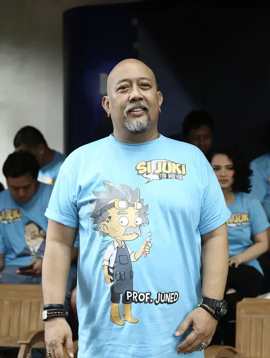 "Iya, ini pertama buat saya. Saya excited banget, tadi lihat kan ada Tio, Tarzan, BCL, kombinasi tua-muda. Saya juga jadi semangat karena mereka semua semangat," tutur Indro. (Galih W. Satria/Bintang.com)