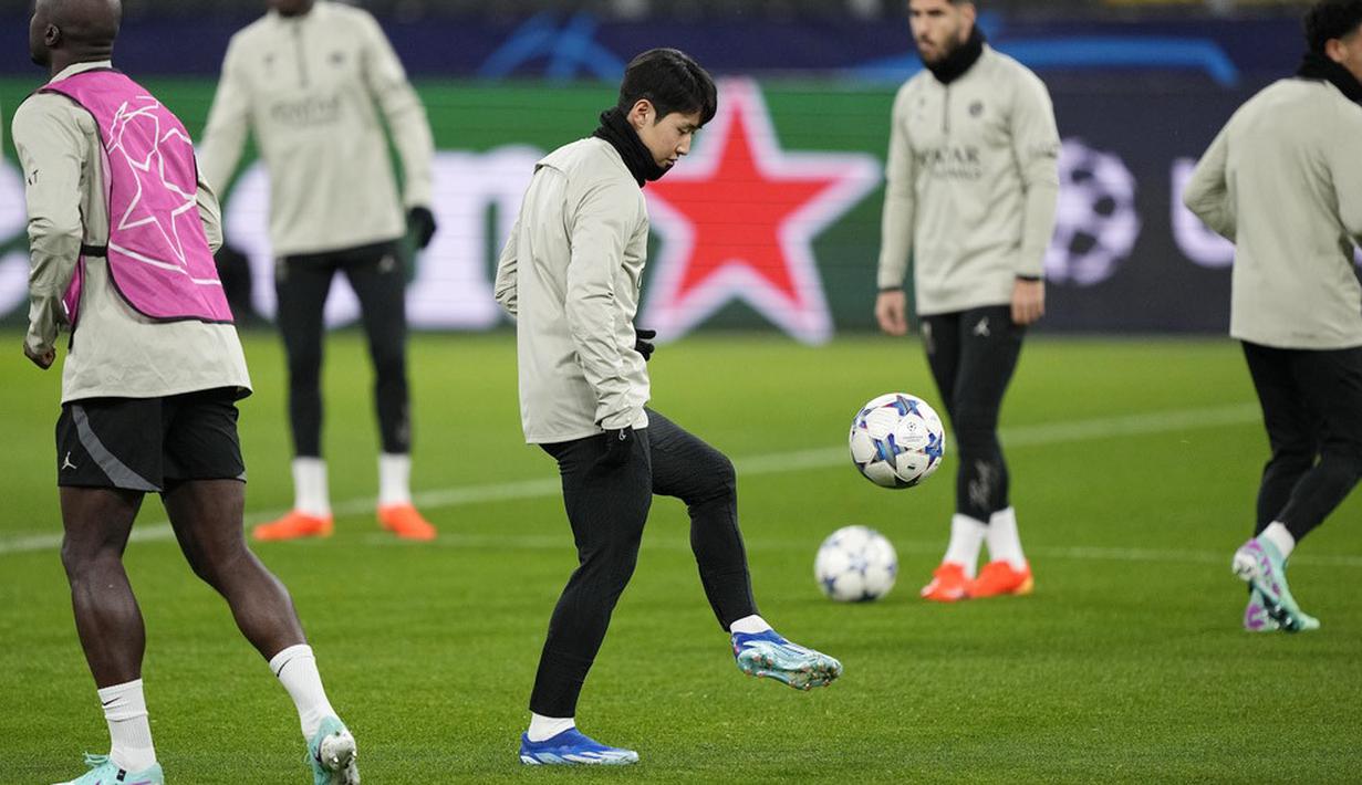 Pemain Paris Saint-Germain (PSG), Lee Kang-in, mengontrol bola saat mengikuti sesi latihan jelang laga menghadapi Borussia Dortmund pada matchday 6 Grup F Liga Champions 2023/2024 di Stadion Signal Iduna Park, Rabu (13/12/2023). (AP Photo/Martin Meissner)