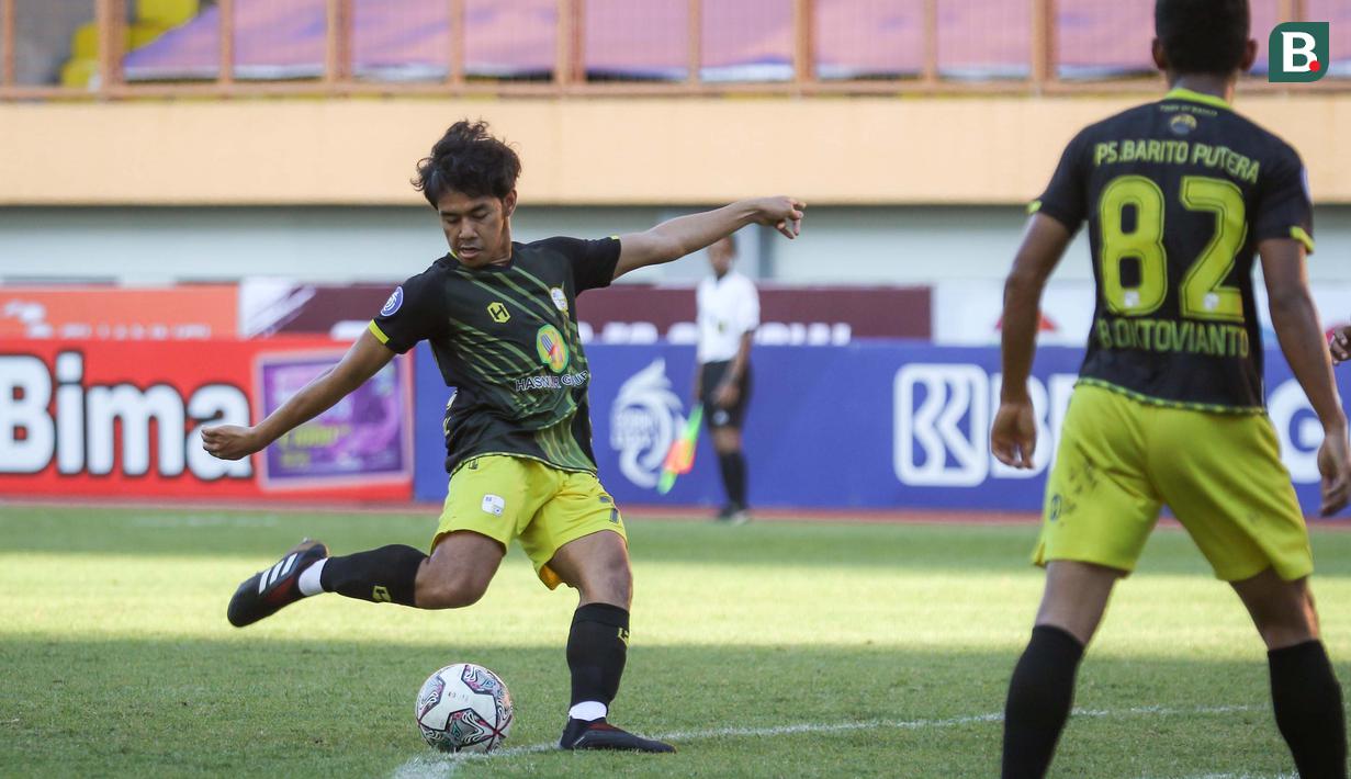 Memasuki babak kedua, tensi permainan kian meningkat. Kedua tim berusaha unggul terlebih dahulu dengan melancarkan beberapa serangan terarah ke gawang. Hasilnya, Barito Putera unggul terlebih dulu lewat sepakan keras Luthfi Kamal dari luar kotak penalti. (Bola.com/Bagaskara Lazuardi)