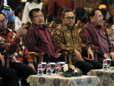 Wakil Presiden Jusuf Kalla (tengah) di dampingi Ketua MPR Zulkifli Hasan bersama empat Wakil Ketua MPR saat menghadiri acara Peringatan Hari Konstitusi di Gedung Nusantara IV, Kompleks Parlemen, Senayan, Jakarta, Kamis (18/8). (Liputan6.com/Johan Tallo)