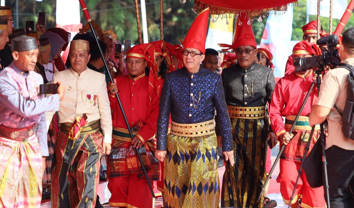"Sumpah Pemuda yang 28 Oktober 1928. Bertanah air satu, tanah air Indonesia. Berbangsa satu, bangsa indonesia. Berbahasa satu bahasa Indonesia," tegas Yasona.