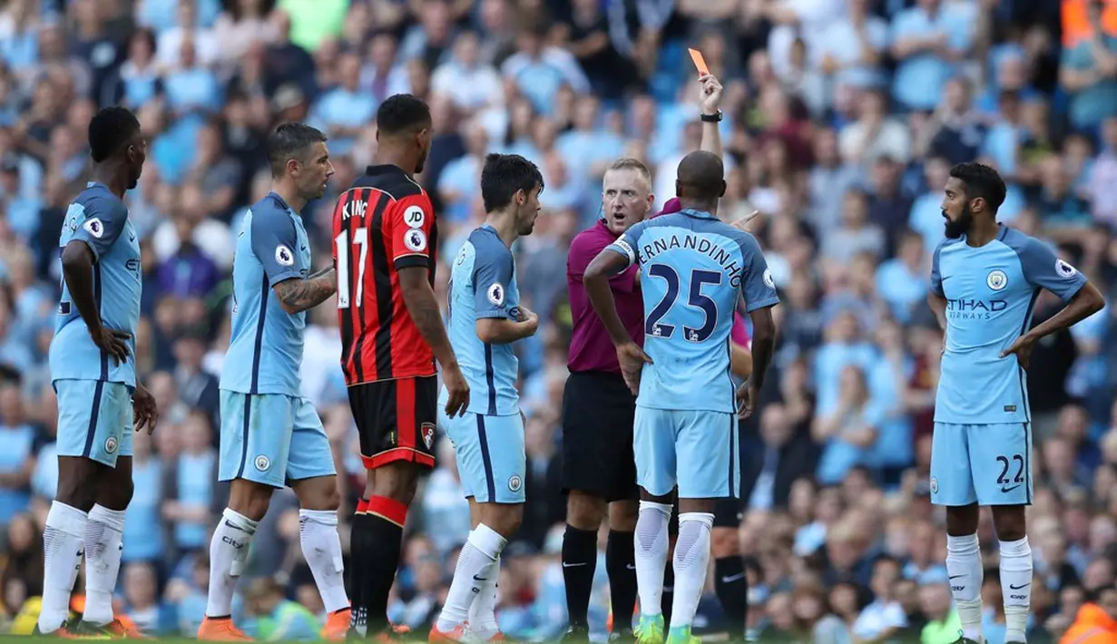 Pemain Manchester City, Nolito, mendapat kartu merah setelah bersitegang dengan pemain Bournemouth, Adam Smith, dalam laga pekan kelima Premier League di Stadion Etihad, Sabtu (17/9/2016) malam WIB. (Reuters/Phil Noble)