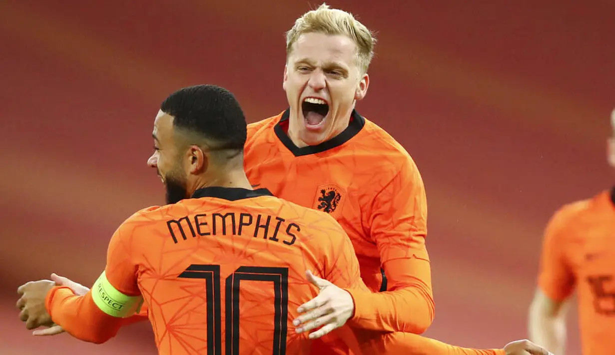 Pemain Belanda, Donny van de Beek, melakukan selebrasi bersama Memphis Depay usai mencetak gol ke gawang Spanyol pada laga uji coba di Johan Cruyff Arena, Rabu (11/11/2020). Kedua tim bermain imbang 1-1. (Dean Mouhtaropoulos via AP Photo, Pool)