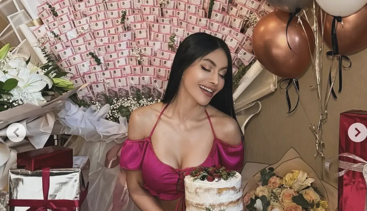 Berlatar hadiah yang semarak, Denada tampak memamerkan hadiah buket bunga uang dan juga. [Foto: Denada/ Instagram]