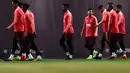 Penyerang Barcelona, Lionel Messi bersama rekan-rekannya bersiap mengikuti sesi latihan di Sports Center FC Barcelona Joan Gamper, Spanyol (12/3). Pada leg pertama Barcelona bermain imbang 0-0 di Markas Lyon. (AP Photo/Manu Fernandez)