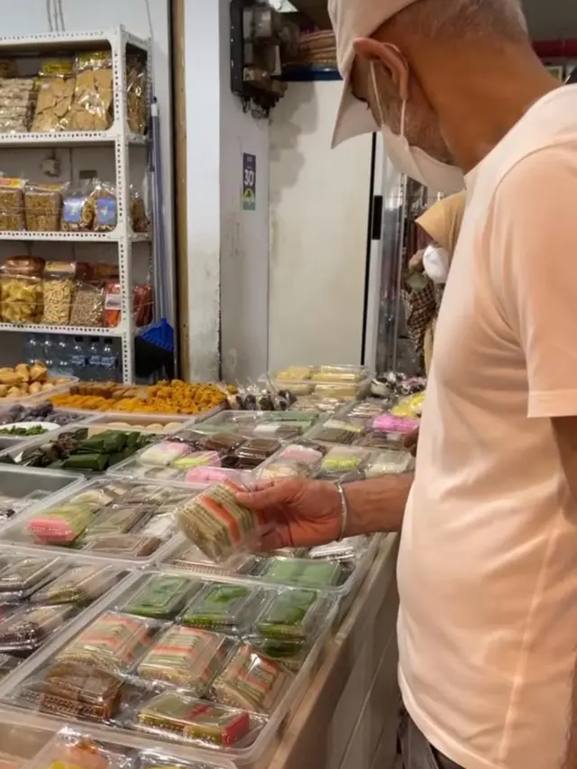 Bunga Zainal dan Sukhdev Singh di Pasar