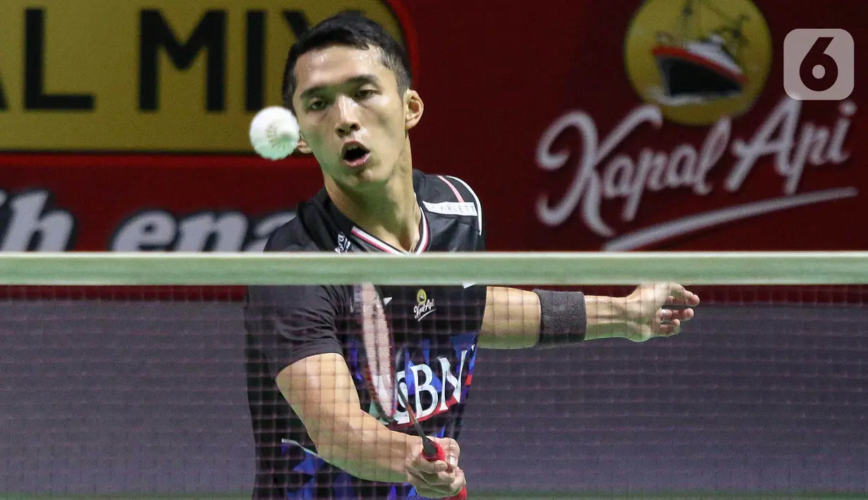 Pebulu tangkis tunggal putra Indonesia, Jonatan Christie saat melawan Leong Jun Hao (Malaysia) pada babak 32 besar Indonesia Open 2024 di Istora Gelora Bung Karno, Senayan, Jakarta, Rabu (5/6/2024). (Liputan6.com/Herman Zakharia)