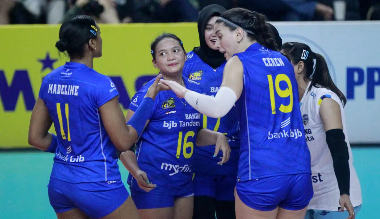 Laga Jakarta Pertamina Fastron vs Bandung BJB Tandamata di final four Proliga 2023 seri Semarang berlangsung cukup sengit. (Dok. Proliga)