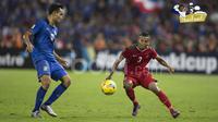 Pemain Timnas Indonesia, M. Abduh Lestaluhu (kanan), berebut bola dengan pemain Thailand, Teerasil Dangda, dalam laga leg kedua final Piala AFF 2016 di Stadion Rajamangala, Bangkok, Thailand, Sabtu (17/12/2016). (Bola.com/Vitalis Yogi Trisna)
