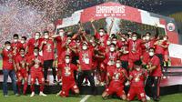 Pemain Persija Jakarta melakukan selebrasi dengan mengangkat trofi usai menjuarai Piala Menpora 2021 di Stadion Manahan, Solo, Minggu (25/4/2021). (Bola.com/M Iqbal Ichsan)