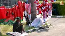 Hanya terlihat beberapa pedagang baju Timnas Indonesia yang menggelar dagangannya di seputaran GBK Jakarta (Liputan6.com/Helmi Fithriansyah)