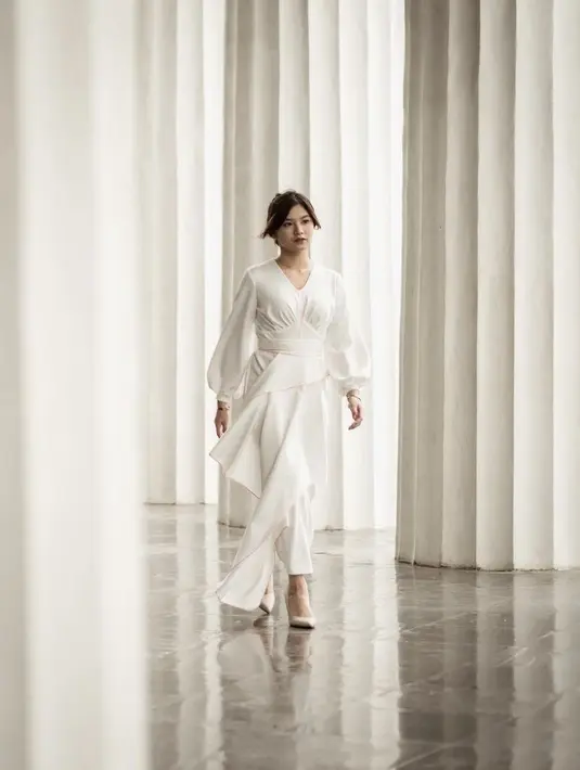 Koleksi ekslusif "TikTok | At Vezzo" ini menampilkan gaya girlboss behaviour dengan cutting yang sleek dan elegan, sesuai dengan karakteristik rancangan Christie Basil. Terdapat unsur warna pink dan biru yang sesuai dengan warna di logo TikTok. (Instagram At Vezzo)