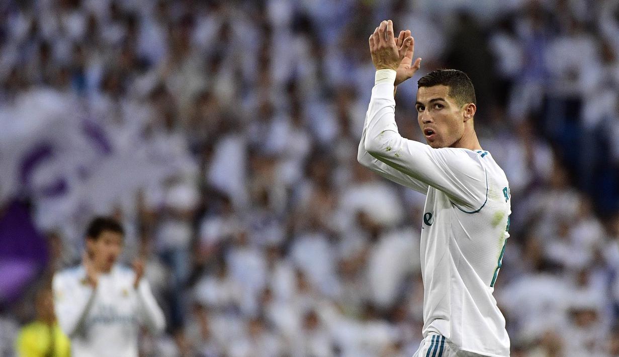 Bintang Real Madrid, Cristiano Ronaldo, memberikan aplaus kepada suporter di Stadion Santiago Bernabeu, Sabtu (9/12/2017). Cristiano Ronaldo meraih Ballon d'Or 2017 setelah unggul dari Lionel Messi dan Neymar. (AFP/Pierre-Philippe Marcou)