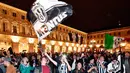Para pendukung Juventus merayakan gelar juara Liga Serie A Italia di Turin (13/5). Ini merupakan gelar ketujuh beruntun Juventus. (AP Photo/Alessandro Di Marco)