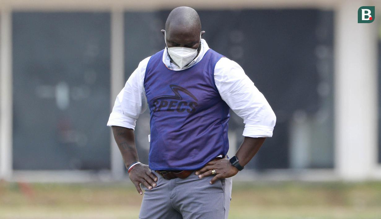 Pelatih Persipura Jayapura, Jacksen F. Tiago saat melawan Arema FC dalam laga pekan ke-5 BRI Liga 1 2021/2022 di Stadion Madya, Jakarta, Rabu, (29/9/2021). Persipura kalah 0-1. (Bola.com/ M Iqbal Ichsan)