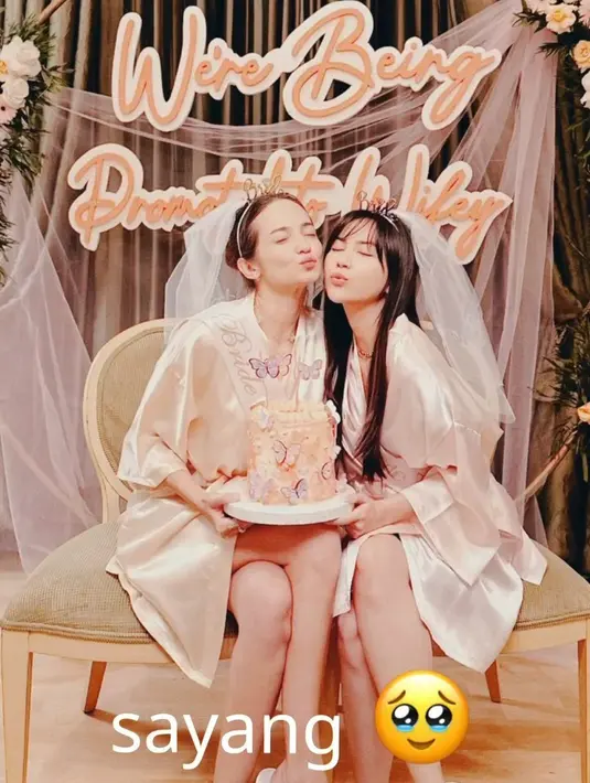 Tak pernah mengumbar rencana pernikahannya. Enzy menikah tidak lama setelah sahabatnya, Jessica Mila menikah dengan Yakup Hasibuan pada 5 Mei 2023 lalu. Bahkan, baru terungkap, keduanya juga mendapatkan kejutan bridal shower bersama. Berikut beberapa potret  bridal shower keduanya yang digelar bersamaan. [Instagram/eudiajosephine]