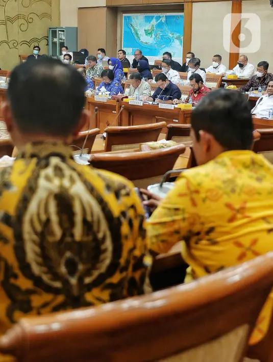 Menteri LHK Siti Nurbaya, Menteri ESDM Arifin Tasrif dan Menteri BUMN Erick Thohir mengikuti rapat kerja  dengan Komisi VII DPR RI di Komplek Parlemen Senayan, Jakarta, Selasa (29/11/2022). Rapat membahas mengenai Rancangan Undang-Undang Energi Baru dan Energi Terbarukan (RUU EB-ET). (Liputan6.com/Angga Yuniar)
