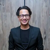 Penyanyi jebolan Indonesian Idol, Delon Thamrin akan menjadi salah satu pengisi pada pernikahan sahabatnya, Sandra Dewi dan Harvey Moeis, hari ini. (Adrian Putra/Bintang.com)