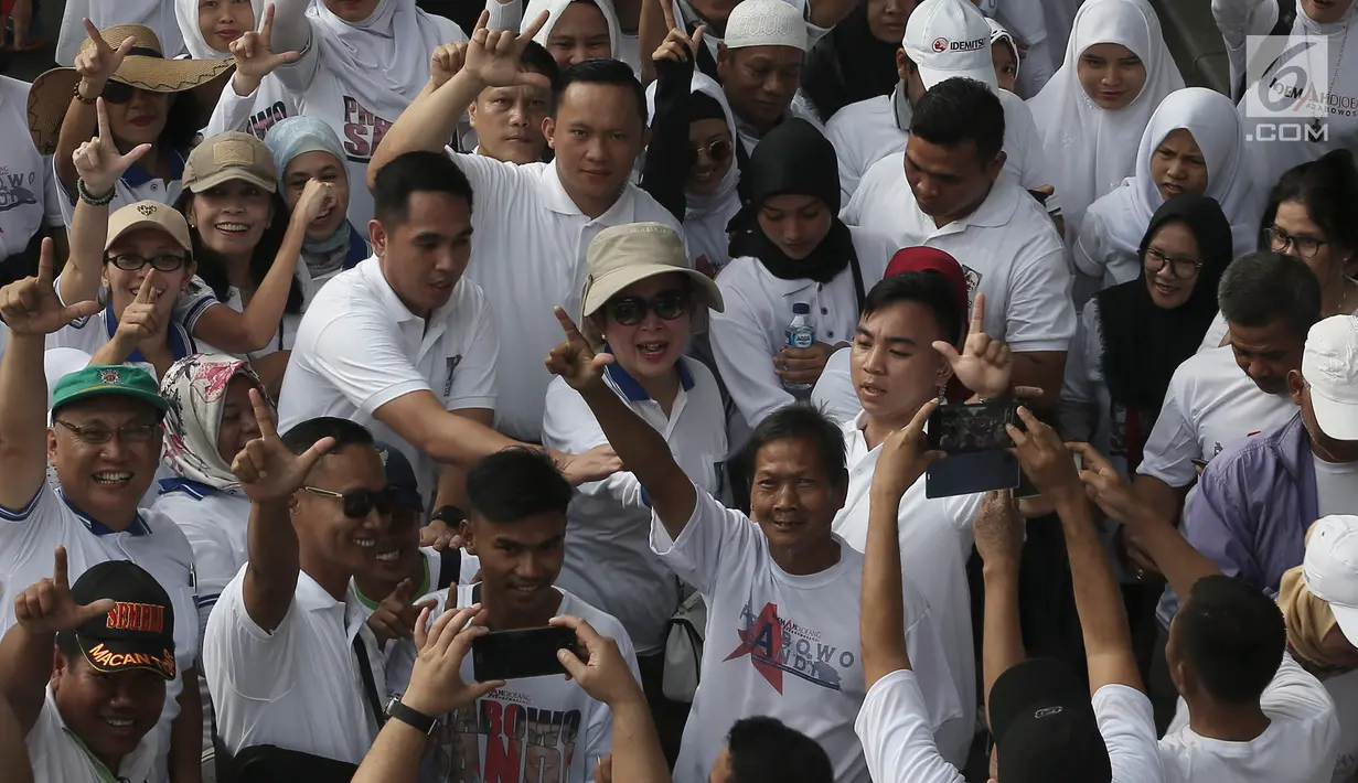 Wakil Ketua Dewan Pertimbangan Partai Berkarya Siti Hediati Harijadi alias Titiek Soeharto menghadiri kegiatan jalan sehat di kawasan Jakarta Pusat, Sabtu (2/2). Acara ini digelar oleh relawan Roemah Djoeang Prabowo-Sandiaga (Liputan6.com/Herman Zakharia)