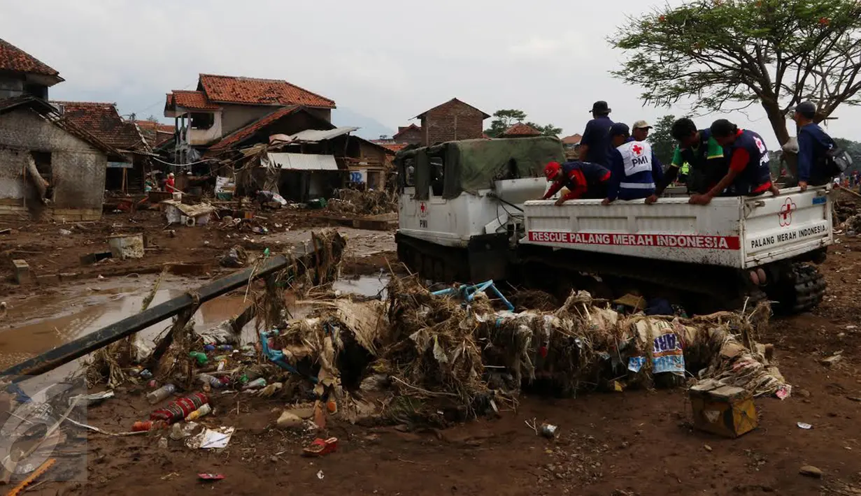PMI mengerahkan kendaraan Hagglund di Kampung Bojong Sudika, Cimacan, Garut, Jumat (23/9). Kendaraan hagglund guna mempermudah mobilisasi sukarelawan dan proses evakuasi di tengah kawasan yang penuh lumpur akibat banjir bandang. (Liputan6.com/Johan Tallo)