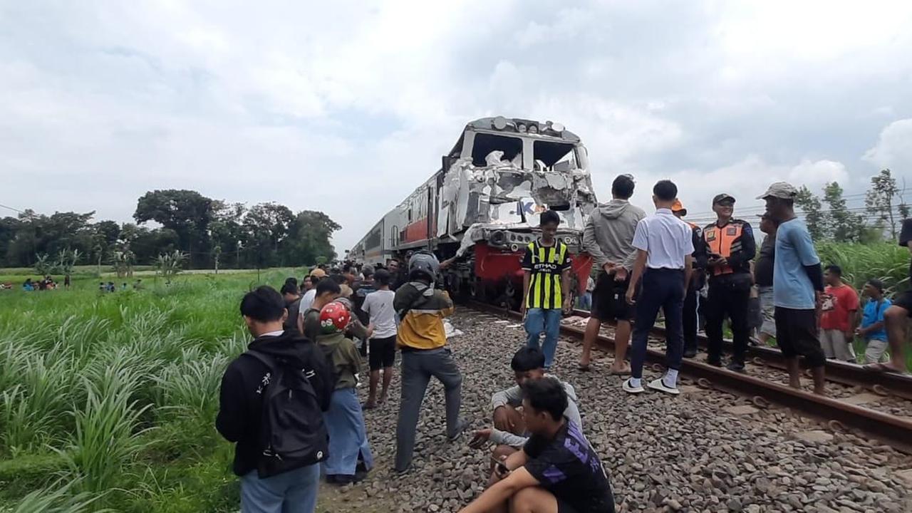 Kereta Api Singasari Tabrak Minibus di Blitar, Satu Orang Tewas