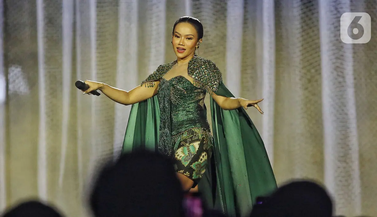 Suasana konser tunggal Yura Yunita sangat kental dengan budaya nusantara. (Liputan6.com/Angga Yuniar)