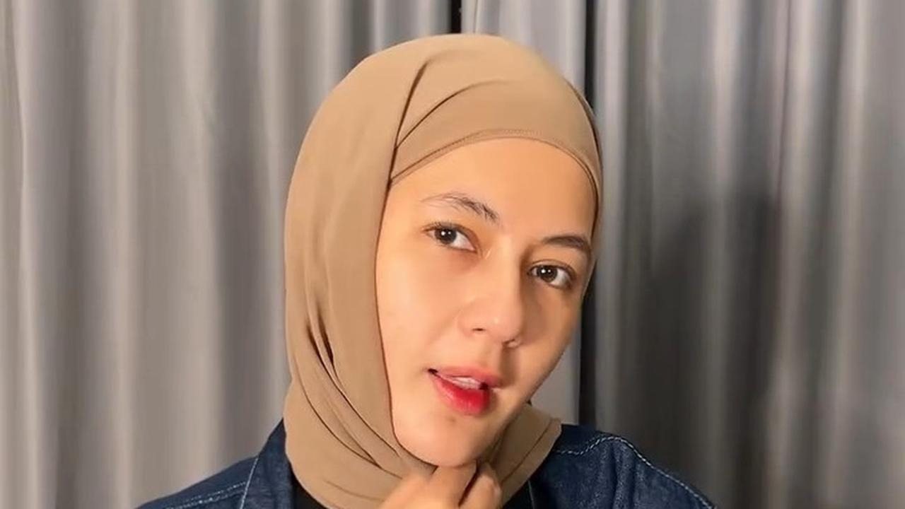 4 Potret Look Hijab ala Paula Verhoeven Tanpa Peniti dan Jarum Pentul