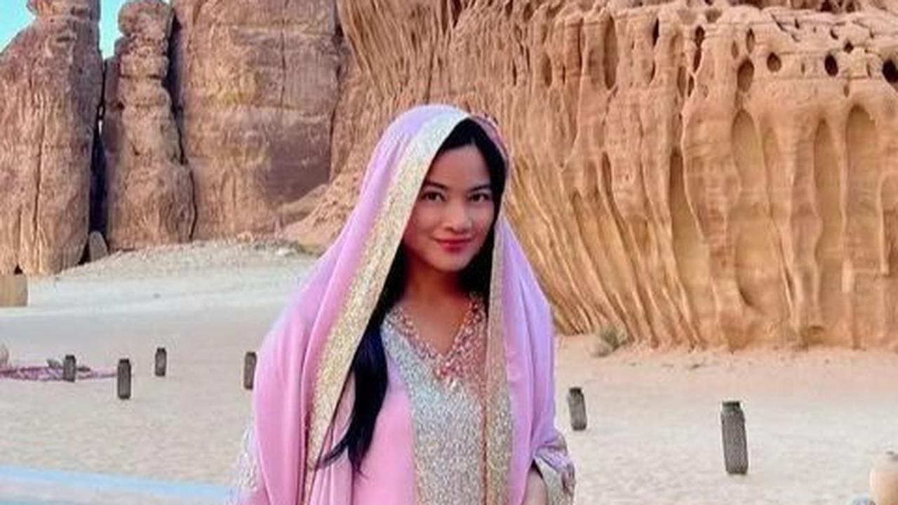 2. Mengenakan gamis mewah dan kain kerudung, Titi memancarkan keanggunan yang memesona.