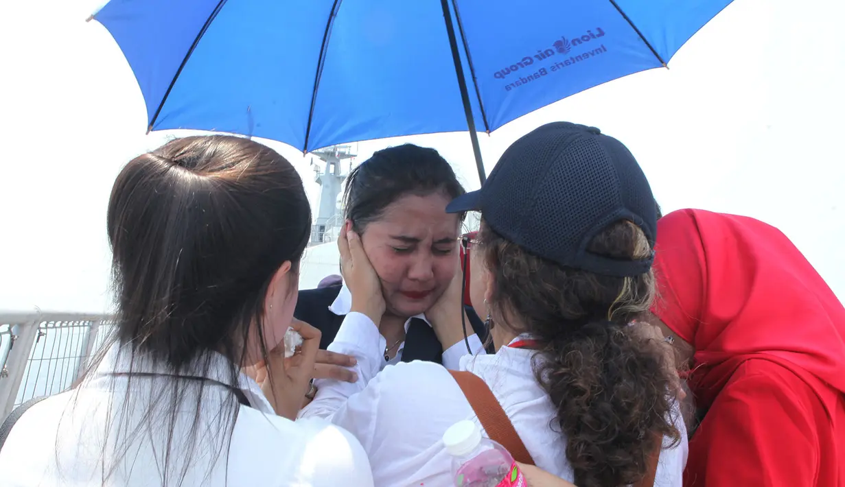 Kerabat korban pesawat Lion Air PK-LQP  penerbangan TJ 610 dengan tujuan Jakarta-Pangkal menangis  di atas KRI Banda Aceh di Perairan Tanjung karawang, Jawa Barat, Selasa (6/11). (Merdeka.com/Imam Buhori)