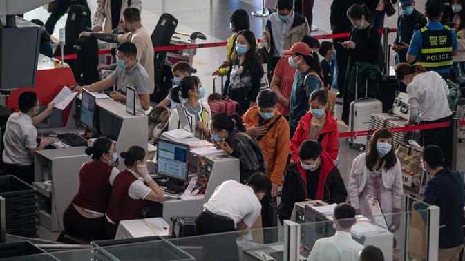 Orang-orang mengantre check-in untuk penerbangan domestik menjelang liburan 