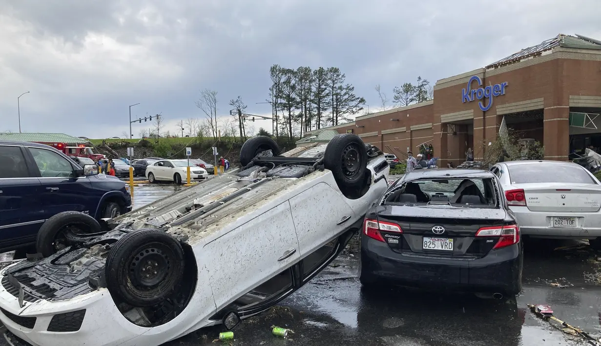 Sejumlah mobil terbalik di tempat parkir Kroger setelah badai hebat melanda Little Rock, Ark., Jumat, 31 Maret 2023. (AP Photo/Andrew DeMillo)