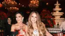 Sementara itu, diva Mariah Carey tampil menawan dalam gaun spaghetti strap berkilau warna emas yang memancarkan aura mewah khas dirinya.   [@krisjenner].