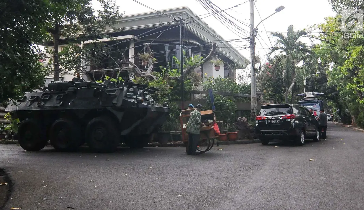 Kendaraan taktis panser terparkir di kediaman calon wakil presiden terpilih Ma'ruf Amin, Jalan Situbondo, Menteng, Jakarta, Jumat (4/7/2019). Pengamanan tersebut dilakukan usai KPU menetapkan Ma'ruf Amin sebagai calon wakil presiden terpilih 2019-2024. (Liputan6.com/Faizal Fanani)