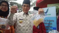 Pjs Wako Palembang Akhmad Najib menunjukkan mie berformalin dan hasil tes kimianya (Liputan6.com / Nefri Inge)