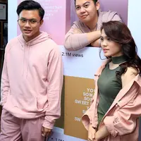 Rizky Febian, Sheryl Sheinafia dan Chandra Liow saat jumpa pers perilisan single Sweet Talk di Plaza Kuningan, Rasuna Said, Jakarta Selatan, Rabu (6/12/2017). (Deki Prayoga/Bintang.com)