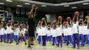 Ratusan anak-anak mengikuti arahan instruktur saat coaching clinic bersama Jr. NBA di GOR Soemantri Brodjonegoro, Kuningan, Jakarta, Kamis (17/10). Jr. NBA bekerjasama dengan Pemprovi DKI Jakarta padukan kurikulum olahraga basket dan pengembangan kebugaran. (Bola.com/Yoppy Renato)