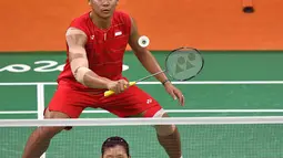 Ganda campuran Indonesia, Praveen Jordan dan Debby Susanto saat menghadapi ganda campuran asal Jerman, Michael Fuchs dan Birgit Michels dalam babak penyisihan Grup A Olimpiade 2016 di Rio de Janeiro, Brasil, Jumat (12/8). (AFP PHOTO/Ed Jones)