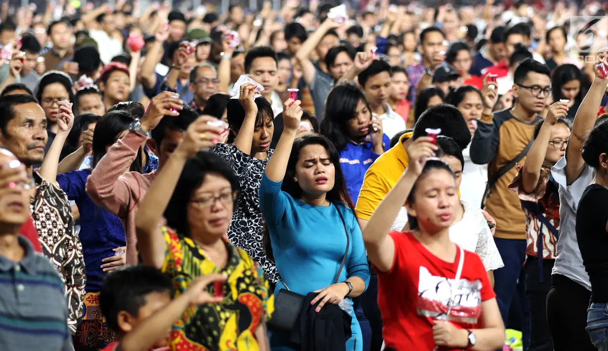Jemaat menghadiri perayaan Natal Tiberias Indonesia yang ke-17 di Stadion GBK, Senayan, Jakarta, Sabtu (8/12). Perayaan Natal dipimpin perjamuan kudus Pendeta DR. Yesaya Pariadji. (Liputan6.com/Johan Tallo)