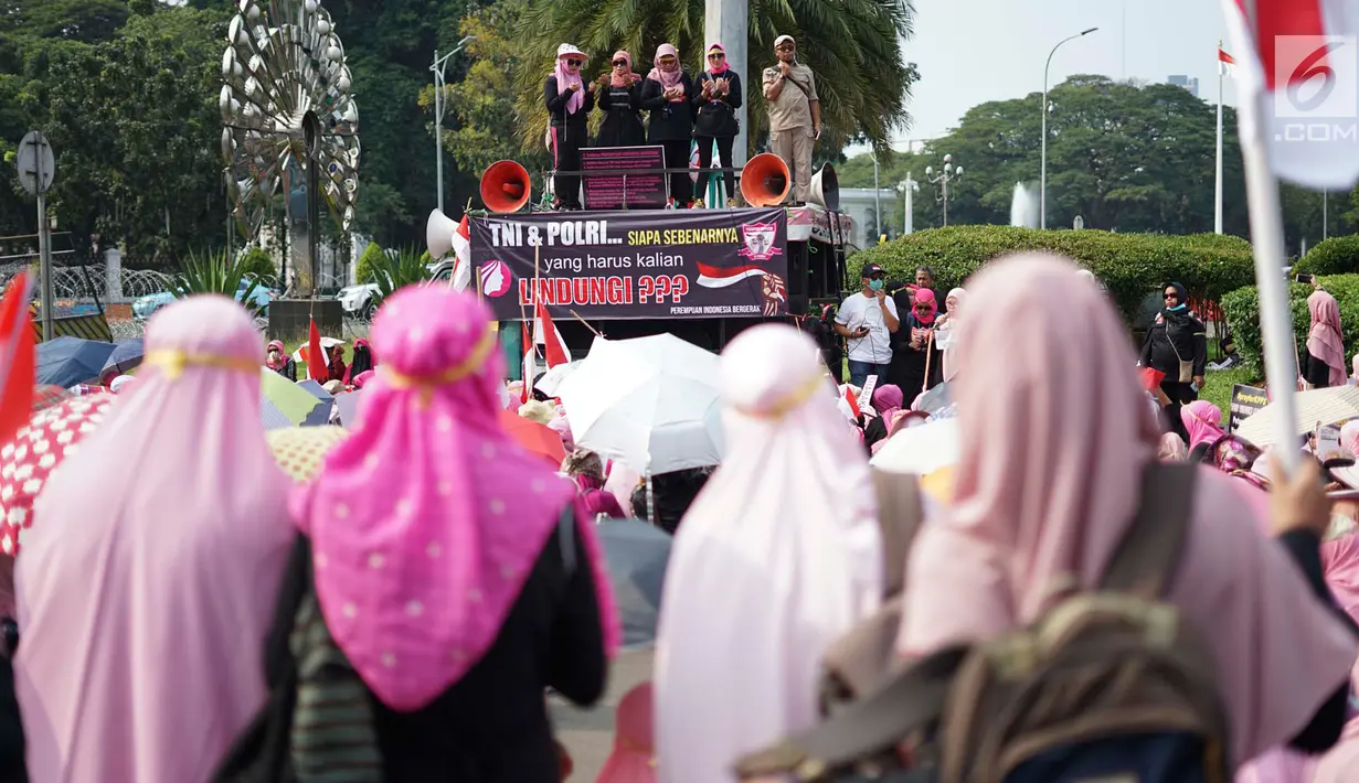Massa yang tergabung dalam Presidium Perempuan Indonesia memanjatkan doa saat menggelar aksi damai di depan Istana Negara, Jakarta, Kamis (16/5/2019). Massa menuntut Presiden Joko Widodo mengambil sikap atas dugaan kecurangan dalam Pemilu 2019. (Liputan6.com/Immanuel Antonius)