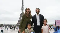 John Legend beserta keluarga meramaikan opening ceremony Olimpiade 2024 Paris, Jumat (26/7/2024). (AP Photo/Natacha Pisarenko)