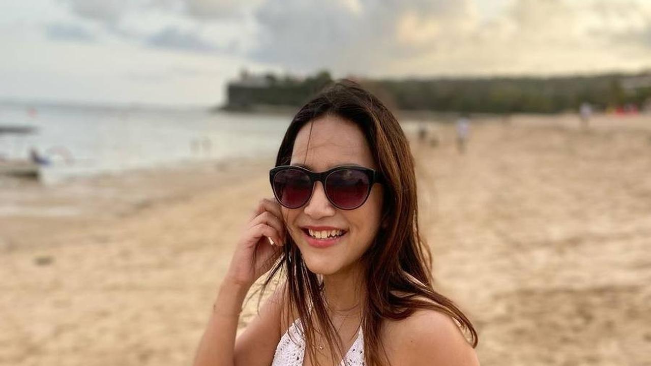 Seolah tidak percaya, netizen menyanjung dirinya yang tampak seperti gadis muda, memancarkan pesona yang menawan.<br><br>