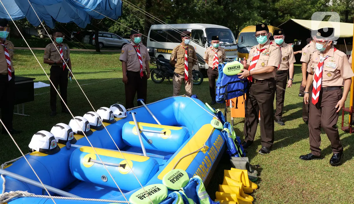 Ketua Kwartir Nasional Gerakan Pramuka Budi Waseso meninjau perlengkapan Pramukausai mengikuti apel di Taman Rekreasi Wiladatika, Cibubur, Jakarta, Rabu (28/10/2020). (Liputan6.com/Herman Zakharia)