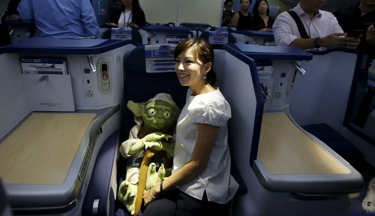 Pengunjung juga ditemani dengan boneka Yoda yang merupakan salah satu karakter di film Star Wars, Bandara Changi, Singapura, Kamis (12/11/2015).  Tur Star wars kali ini bertema All Nippon Airways ANA R2D2. (REUTERS/Edgar Su)