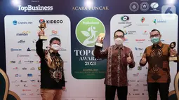 (ki-ka) External Relation Team Manager Suriyanto, Chief Administration Officer Leonardus Herwindo dan CSR Manager M. Kideco Luqman Hakim usai menerima 3 Penghargaan TOP CSR Award 2021 di Jakarta, Kamis (22/4/2021). (Liputan6.com/Pool/Kideco)