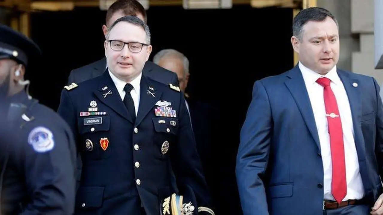 Pembantu Dewan Keamanan Nasional Letnan Kolonel Alexander Vindman(kiri) dengan saudara kembarnya, Letnan Kolonel Yevgeny Vindman.  (Source: AP/ Julio Cortez)