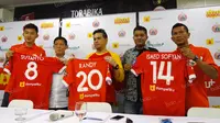 Sutanto Tan, Presiden Persija Ferry Paulus, Group Head Mobile Financial Service Indosat Ooredoo Randy Pangalila, Rully Hariwinata, dan Ismed Sofyan saat konferensi pers kerjasama Persija dengan Dompetku Indosat Ooredoo di Hotel T, Jakarta, Sabtu (7/5/2016